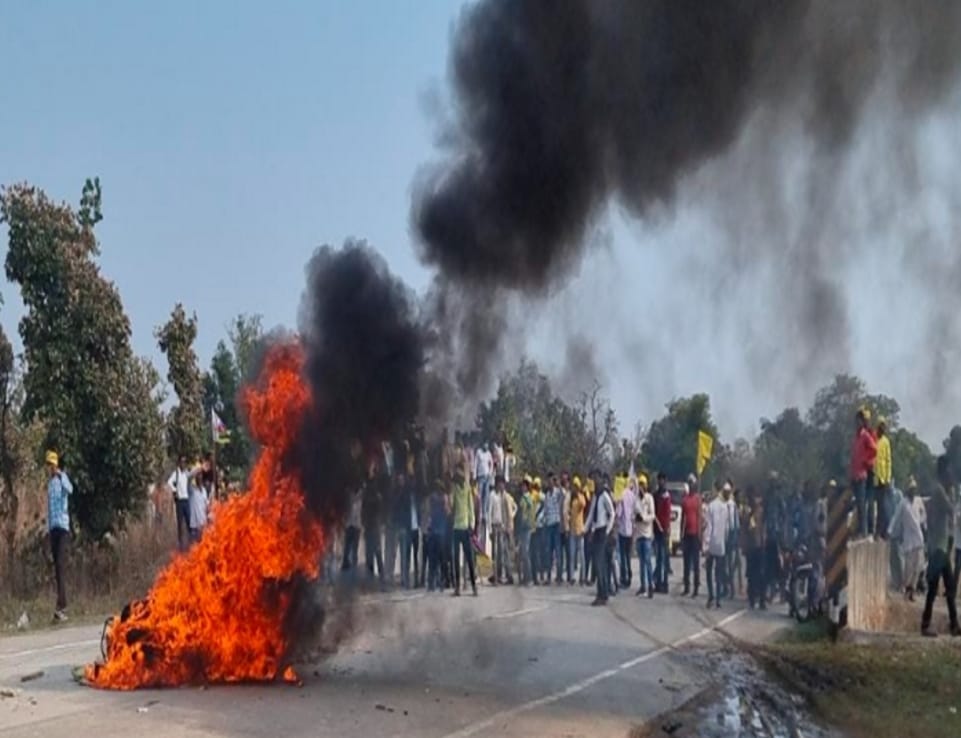 गोंगपा सुप्रीमों की मूर्ति तोड़े जाने से आक्रोशित समर्थकों ने किया बवाल ,गुरसियां में वाहनों को लगाया आग ,तनावपूर्ण रहा माहौल