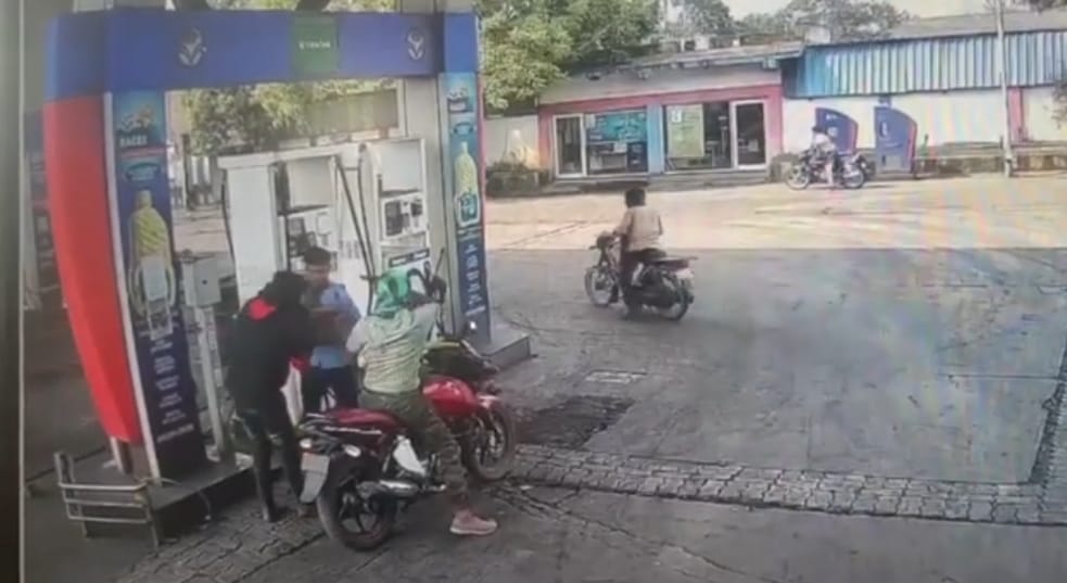 दीपका क्षेत्र स्थित पेट्रोल पंप में फायरिंग ,सेल्समैन का रुपए लूटने का प्रयास करते भागे बाइक सवार नकाबपोश ,घटनास्थल पर पहुंचे एसपी