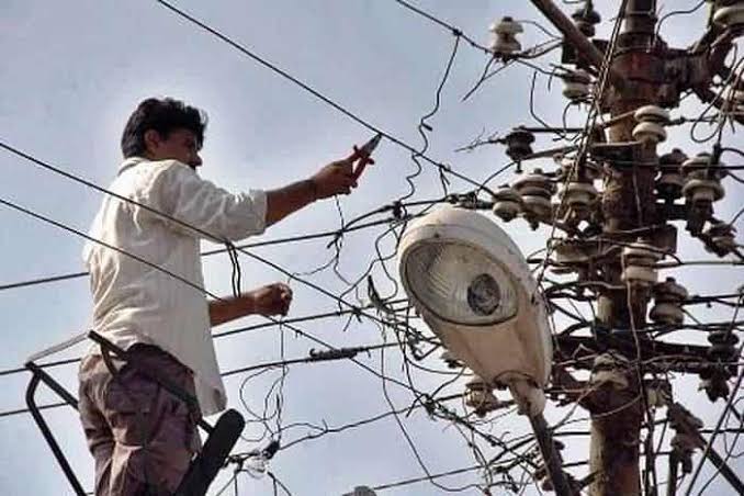 सरगुजा जिले में 1 करोड़ 38 लाख के बिजली बिल अदायगी नहीं करने वाले 823 उपभोक्ताओं के कनेक्शन कटे ,770 बकायदारों से 45 लाख की वसूली ,कार्रवाई से मचा हड़कम्प
