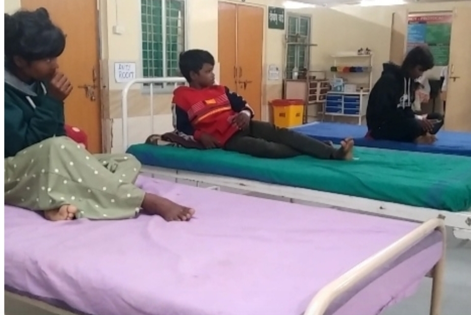 कोरबा में एक ही परिवार के 4 बच्चे फूड प्वॉइजनिंग का शिकार,खाना खाने के बाद उल्टियां कर कमरे में हुए बेहोश हुए भाई -बहन ,अस्पताल में भर्ती