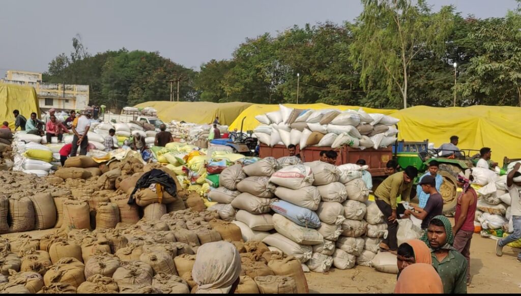 ट्रक ड्राइवरों की बेमियादी हड़ताल से बिगड़ी धान उठाव की चाल ,कोथारी,केरवाद्वारी में पांव रखने की जगह नहीं, फड़ प्रभारियों ने खरीदी बंद करने दिया अल्टीमेटम ,आधा दर्जन केंद्रों में भी लिमिट बढ़ने,परिवहन प्रभावित होने से बिगड़ी व्यवस्था ,देखें हसदेव एक्सप्रेस की ग्राउंड रिपोर्ट ……